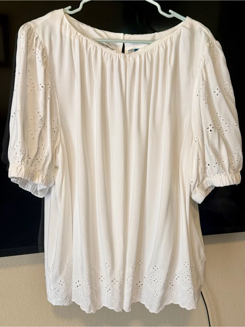 Women’s White Puff-Sleeve Blouse